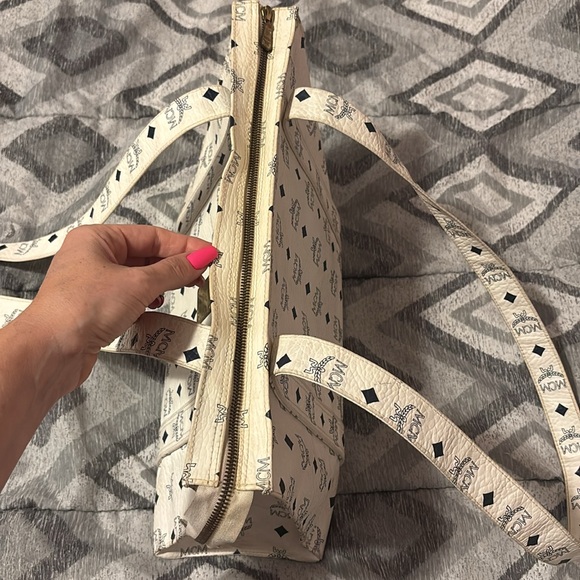 MCM White Monogram Tote Bag with Iconic Design - Picture 7 of 12